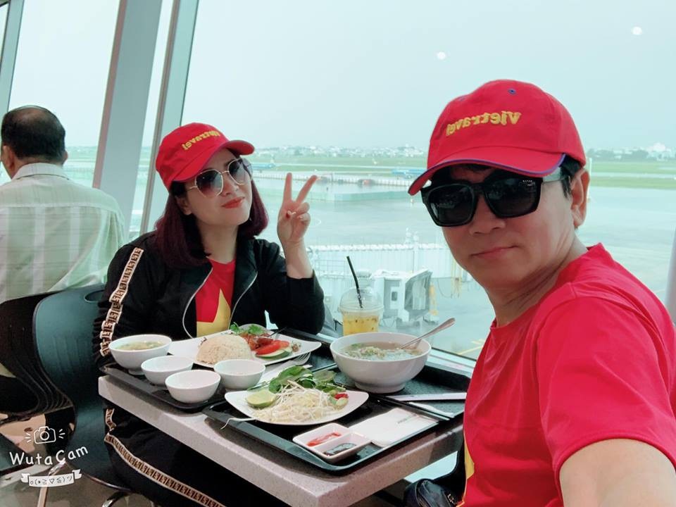 Á hậu Lệ Hằng, Bình Minh, Kiều Linh… sang Malaysia cổ vũ Đội tuyển Việt Nam - 5 Diễn viên hài Kiều Linh và chồng Mai Sơn cũng đã đáp chuyến bay sang Malaysia cổ vũ tuyển Việt Nam.