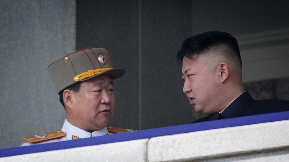 Mỹ trừng phạt 3 trợ lý thân tín của nhà lãnh đạo Triều Tiên Kim Jong-un - 1
Nhà lãnh đạo Triều Tiên Kim Jong-un (phải) và người được cho là ông Choe Ryong-hae (Ảnh: AFP)