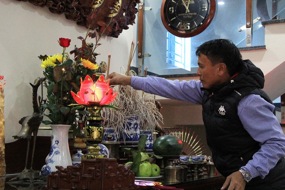Dựng rạp, mổ lợn xem chung kết AFF cup tại nhà Văn Đức, Quang Hải - 10
Ông Nguyễn Quang Thuần, bố tiền vệ Quang Hải thắp hương trước trận chung kết của đội tuyển Việt Nam