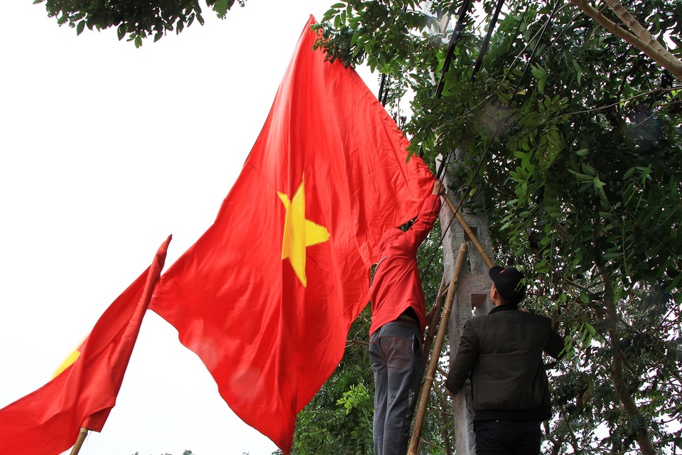 Dựng rạp, mổ lợn xem chung kết AFF cup tại nhà Văn Đức, Quang Hải - 18
Cờ đỏ sao vàng cùng băng rôn được các thanh niên tình nguyện treo xung quanh sân bóng có màn hình LED rộng 40m2.