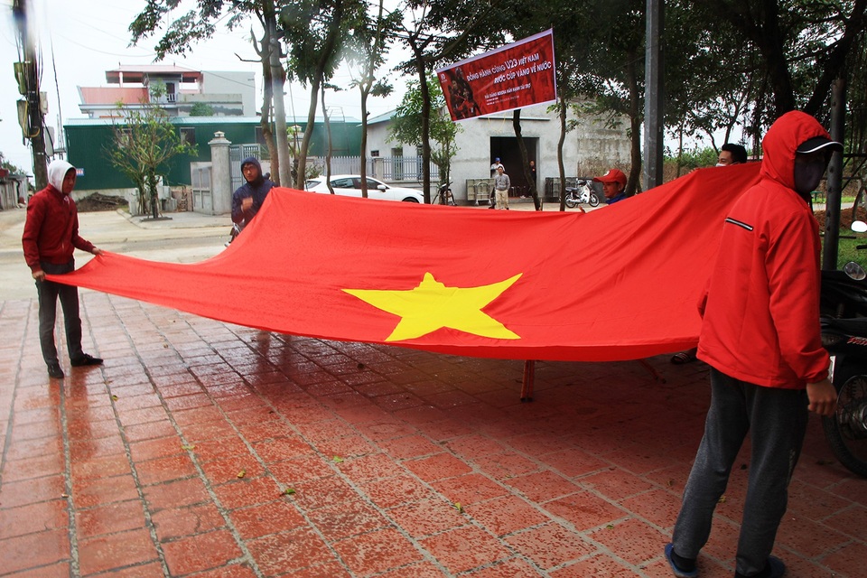 Dựng rạp, mổ lợn xem chung kết AFF cup tại nhà Văn Đức, Quang Hải - 16 Dựng rạp, mổ lợn xem chung kết AFF cup tại nhà Văn Đức, Quang Hải - 16