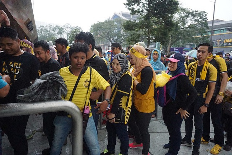 
CĐV Malaysia xếp hàng vào sân
