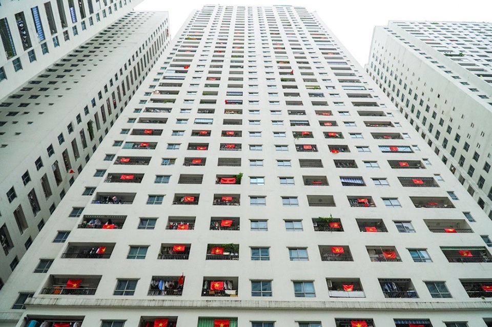 
Tại khu đô thị Linh Đàm, các căn hộ ở toà chung cư đồng loạt căng cờ Tổ quốc để cổ vũ đội tuyến trước trận đấu quan trọng.
