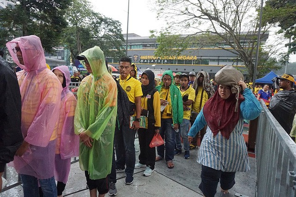 Cổ động viên Malaysia hâm nóng bầu không khí căng thẳng tại Bukit Jalil - 13