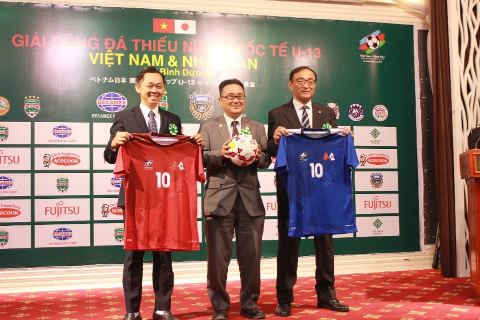 Giải bóng đá thiếu niên quốc tế U13 Việt Nam - Nhật Bản tại Bình Dương: Hứa hẹn những trận cầu sôi nổi và hấp dẫn - 2 Ông Kawaue Junichi (giữa), Tổng lãnh sự Nhật Bản tại TP.HCM cùng đại diện Ban tổ chức ông Warashina Yoshihiro (phải) và ông Hồ Hồng Thạch (trái).