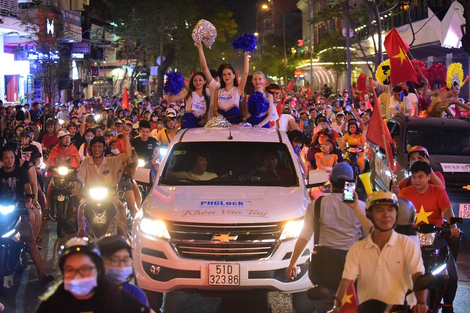 Màn hình khủng 4k sẵn sàng phục vụ xem chung kết AFF Cup miễn phí tại Tp.HCM - 3 Hình ảnh: Cổ động viên PHGLock xuống đường cổ vũ sau chiến thắng trận bán kết lượt về