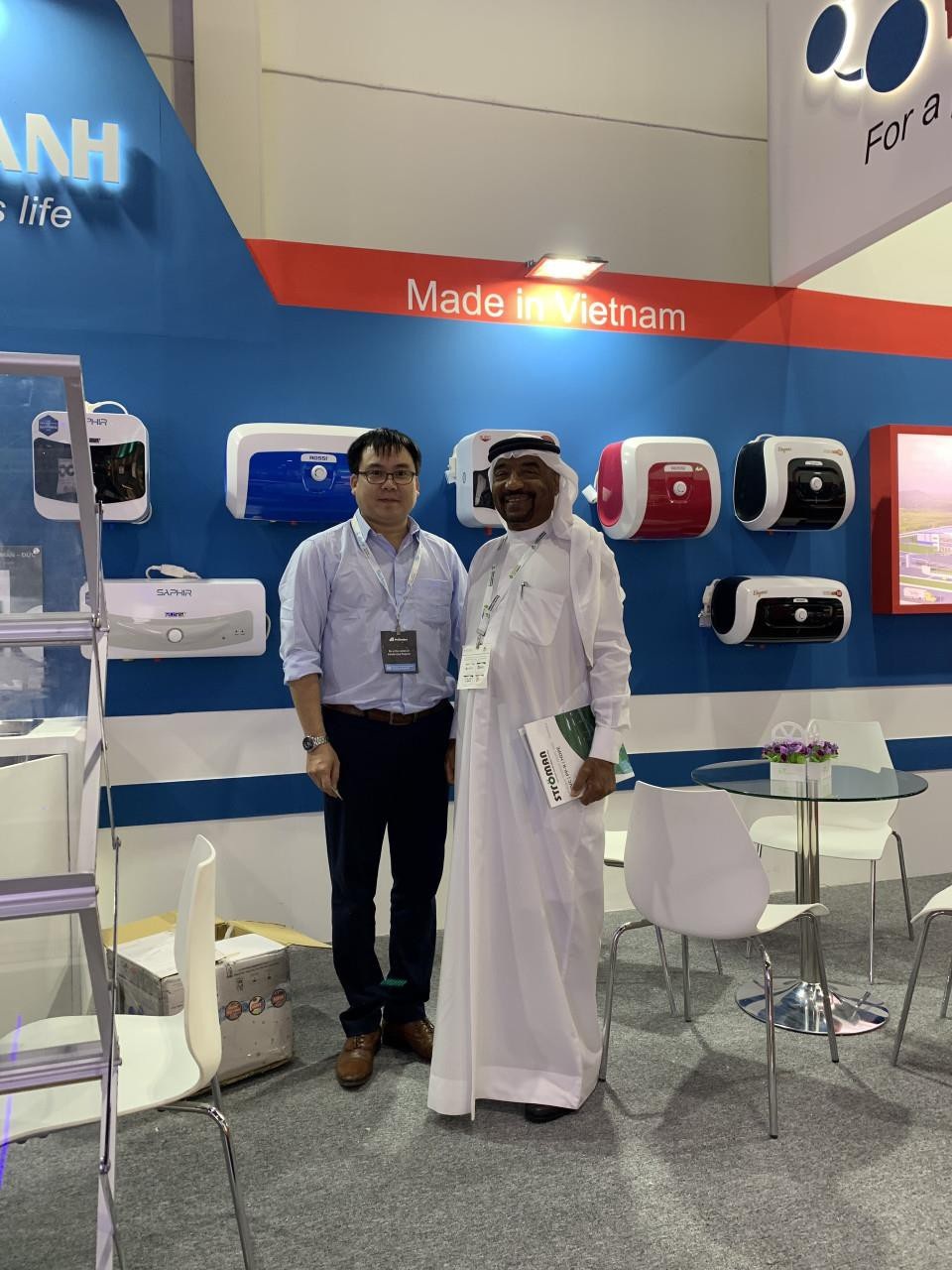 Tập đoàn Tân Á Đại Thành tham dự Triển lãm The Big 5 tại Dubai - 3 Ông Karim Abdullah và đại diện Tân Á Đại Thành.