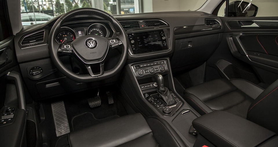 Chiêm ngưỡng Volkswagen Tiguan Allspace tại Đại lý 4S Volkswagen Phạm Văn Đồng - 5
Khoang nội thất của Tiguan Allspace 2018