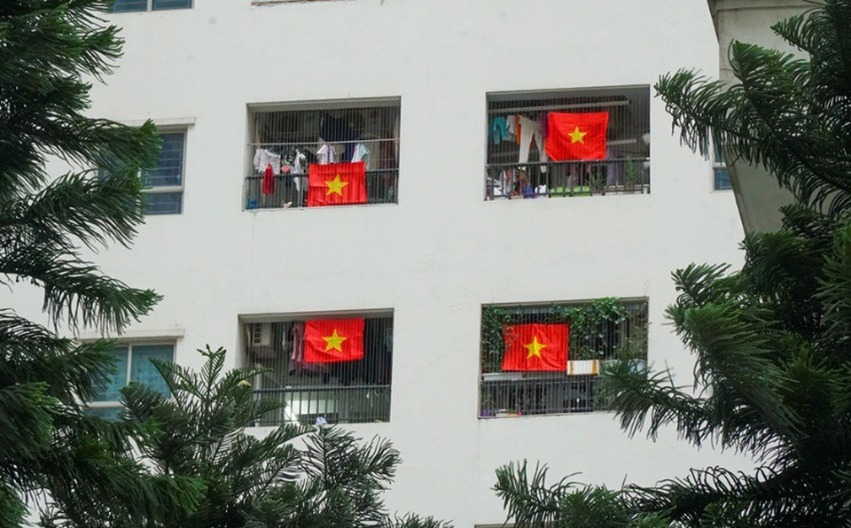Cả tòa chung cư Hà Nội phủ kín cờ đỏ sao vàng cổ vũ đội tuyển Việt Nam - 5