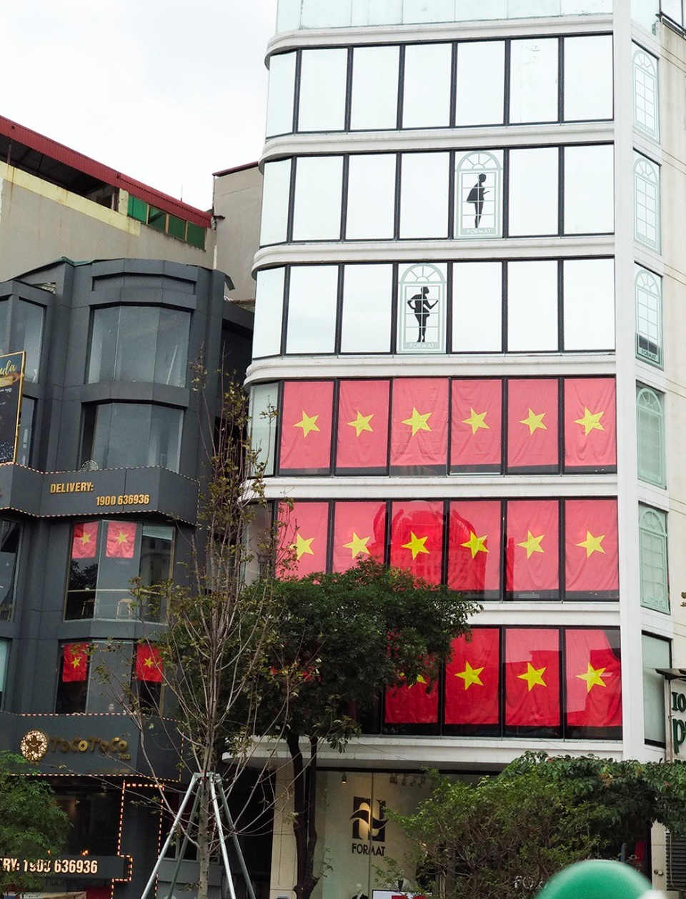 
Một số cửa hàng trên các phố lớn Hà Nội cũng căng cờ Tổ quốc phủ kín mặt tiền.
