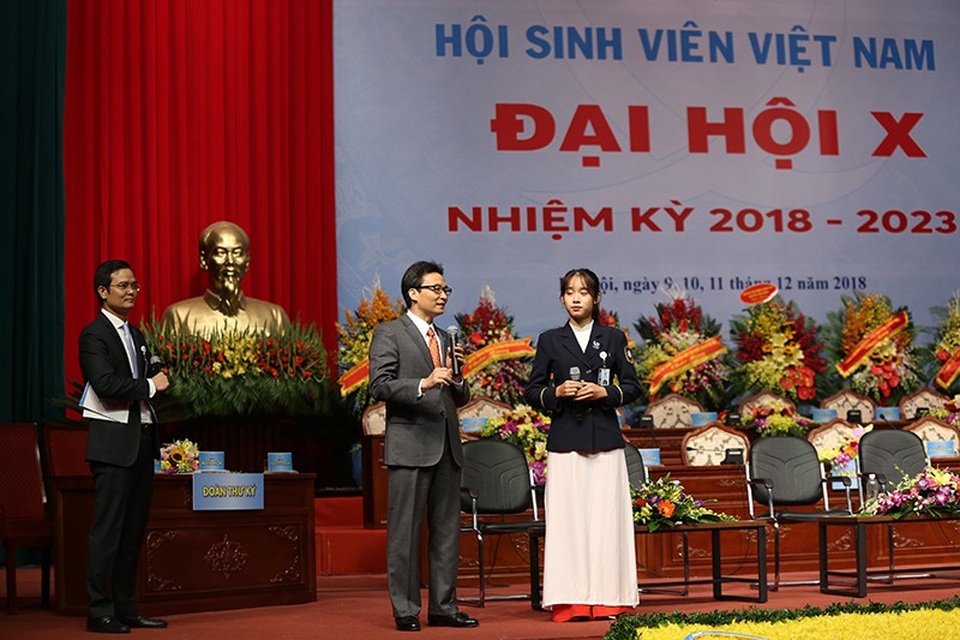 Phó Thủ tướng: Không có tiếng nước ngoài nào là ngôn ngữ chính thức thứ 2,3 tại VN - 2 Sinh viên đối thoại cùng với Phó Thủ tướng Vũ Đức Đam