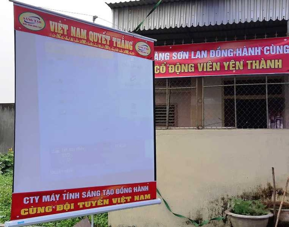 Gia đình Văn Đức, Công Phượng mở tiệc cho khán giả xem chung kết - 4 Một màn hình cỡ lớn đã sẵn sàng cho trận chung kết.