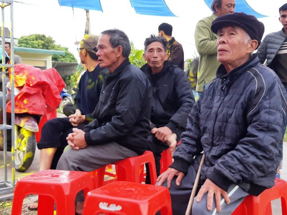 Gia đình Văn Đức, Công Phượng mở tiệc cho khán giả xem chung kết - 3 Mặc dù thời tiết rất lạnh nhưng các cụ già vẫn chống gậy đến rất sớm để cổ vũ.