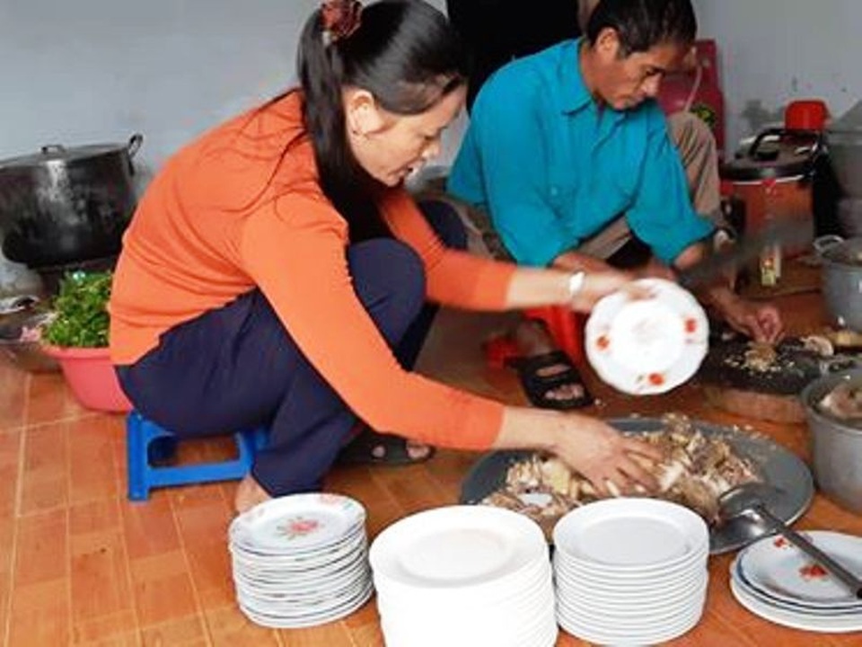 Gia đình Văn Đức, Công Phượng mở tiệc cho khán giả xem chung kết - 2 Mẹ Văn Đức đang chuẩn bị hậu cần để mở tiệc.