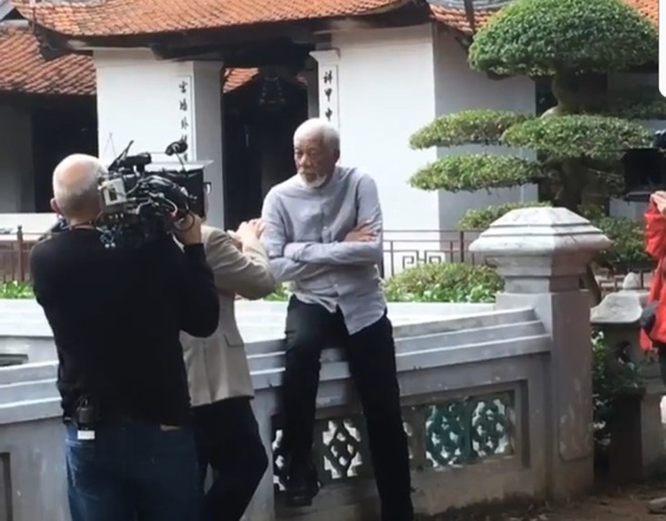 Tài tử từng đoạt giải Oscar Morgan Freeman tới Hà Nội quay phim - 1 Nam tài tử 81 tuổi thực hiện cảnh quay tại Văn Miếu - Quốc Tử Giám. Hình ảnh được chia sẻ trên Instagram.