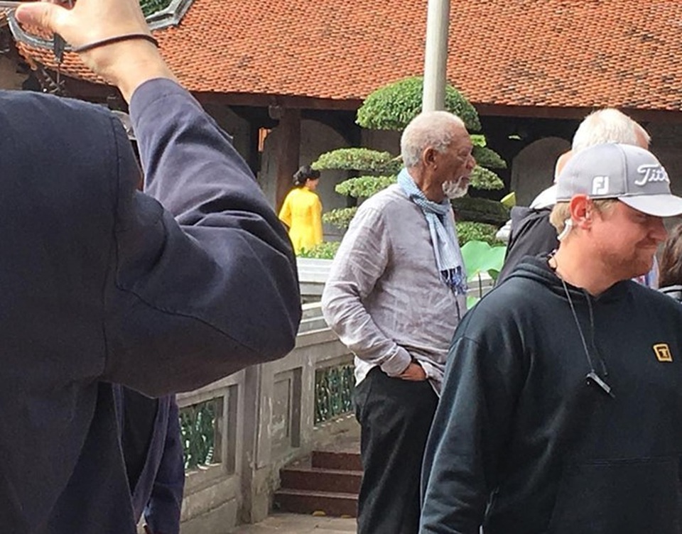 Tài tử từng đoạt giải Oscar Morgan Freeman tới Hà Nội quay phim - 2 Đi cùng Morgan Freeman có khoảng gần 20 thành viên trong ê-kíp làm phim.