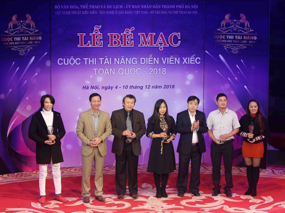 Ông Trần Hướng Dương, Phó Cục trưởng Cục Nghệ thuật biểu diễn, Trưởng Ban Tổ chức Cuộc thi tặng cúp lưu niệm cho các đơn vị dự thi.