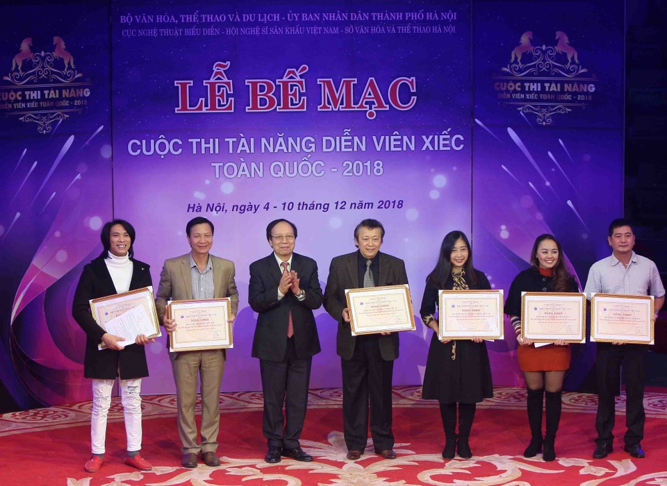NSND Lê Tiến Thọ, Chủ tịch Hội Nghệ sỹ Sân khấu Việt Nam, Ủy viên Ban Chỉ đạo Cuộc thi trao bằng khen của Hội Nghệ sĩ Sân khấu Việt Nam cho các đơn vị tham dự.