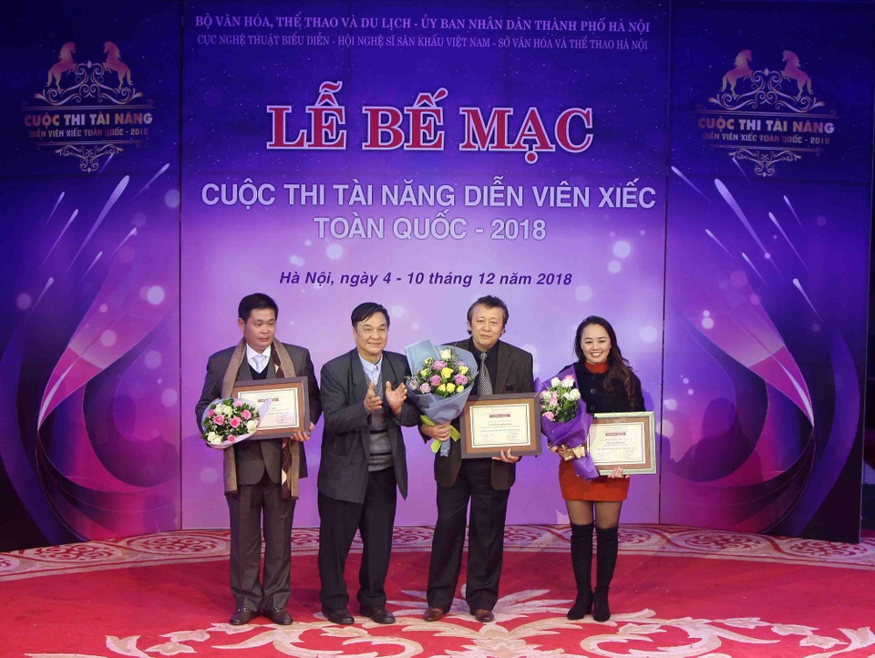 NSND Lưu Văn Phúc, Chủ tịch Hội đồng giám khảo trao Giải thưởng cá nhân xuất sắc cho các Tác giả, Đạo diễn, Huấn luyện viên đạt giải tại Cuộc thi.