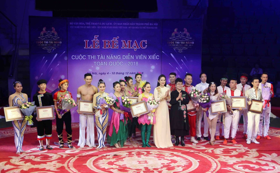 NSND Tâm Chính - Chủ tịch Liên Chi hội xiếc Việt Nam và NSƯT Thanh Thúy - Phó Giám đốc Sở Văn hóa và Thể thao Thành phố Hồ Chí Minh trao giải Nhì cho các diễn viên.