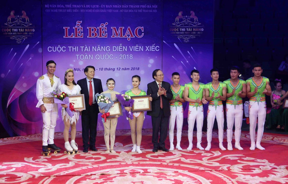 NSND Nguyễn Quang Vinh, Quyền Cục trưởng Cục Nghệ thuật biểu diễn, Phó Trưởng Ban Chỉ đạo Cuộc thi và NSND Lê Tiến Thọ, Chủ tịch Hội Nghệ sỹ Sân khấu Việt Nam, Ủy viên Ban Chỉ đạo Cuộc thi cùng trao Giải Nhất cho các tiết mục gắn với tài năng trình diễn của các nghệ sĩ.
