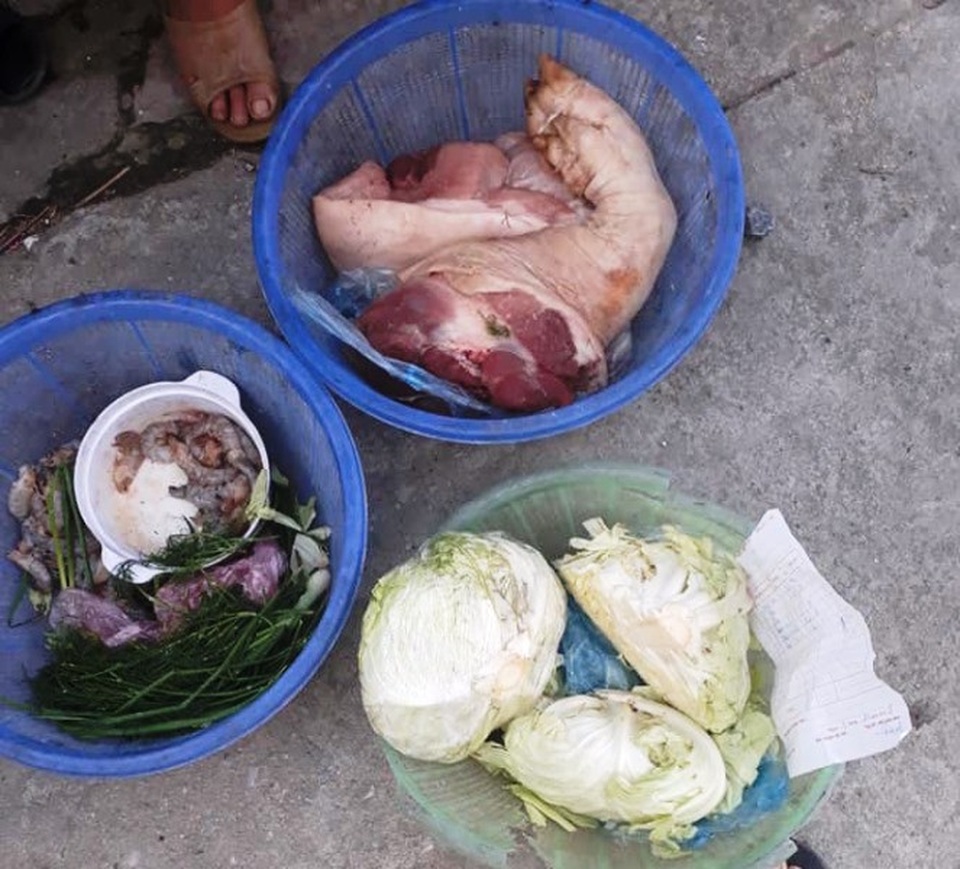 Hiệu trưởng trường mầm non phải xin chuyển công tác vì phụ huynh tố cho trẻ ăn thực phẩm bẩn - 1 Số thực phẩm phụ huynh tố bắp cải sâu, thối, tôm ươn, chân giò còn đầy lông dính phân ở móng tại điểm trường Tiên Lý (ảnh phụ huynh cung cấp)