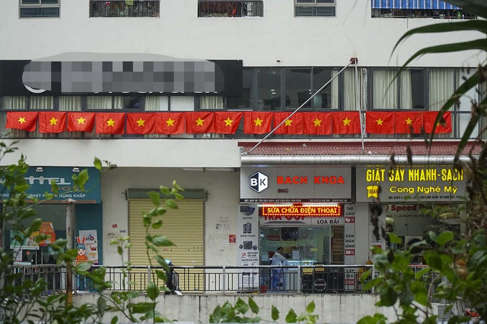 
Thậm chí có căn hộ, cửa hiệu ở các toà chung cư treo cả loạt cờ thay vì một chiếc.
