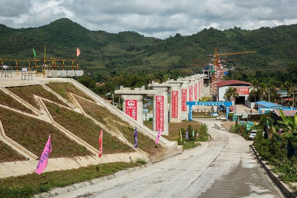 “Rút chân” khỏi Vành đai và Con đường: Bài toán khó của các nước châu Á - 3
Công trình đường sắt Trung Quốc - Lào do Tập đoàn Đường sắt Trung Quốc xây dựng tại Luang Prabang, Lào. (Ảnh: Bloomberg)