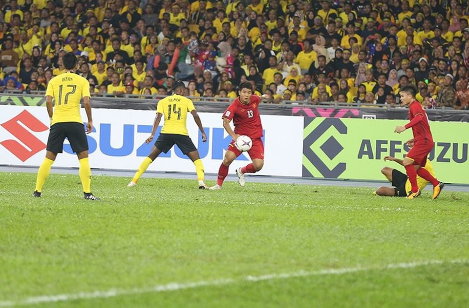 Malaysia 2-2 Việt Nam: Đáng tiếc chỉ có thể hòa - 9
Đức Chinh (giữa) đã có những cơ hội ghi bàn được tạo bởi Quang Hải