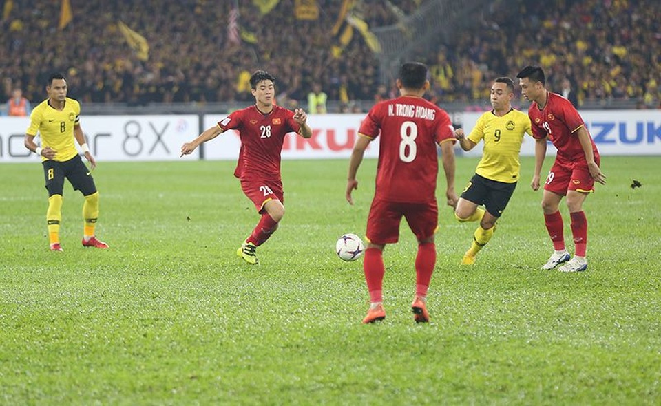 Malaysia 2-2 Việt Nam: Đáng tiếc chỉ có thể hòa - 13
Các cầu thủ Việt Nam vây hãm tiền đạo Talaha của Malaysia