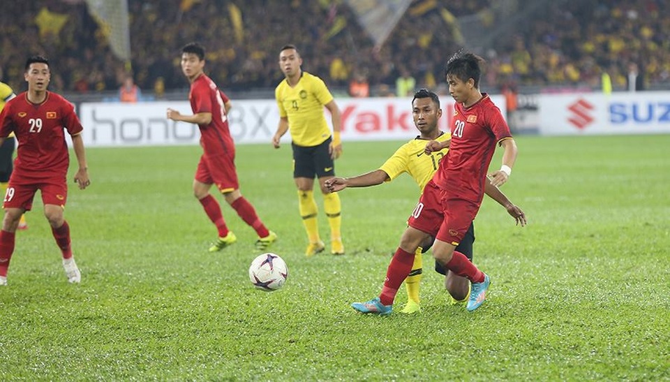Malaysia 2-2 Việt Nam: Đáng tiếc chỉ có thể hòa - 8
Pha che chắn bóng của Phan Văn Đức