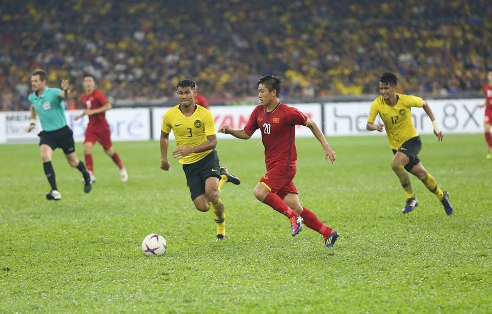 Malaysia 2-2 Việt Nam: Đáng tiếc chỉ có thể hòa - 6
Cánh trái của Văn Đức vẫn là mũi tấn công chính của Việt Nam