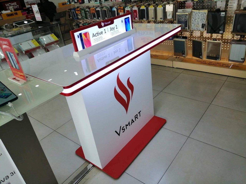 Các đại gia bán lẻ nhảy vào phân phối smartphone đầu tiên của Vsmart - 2