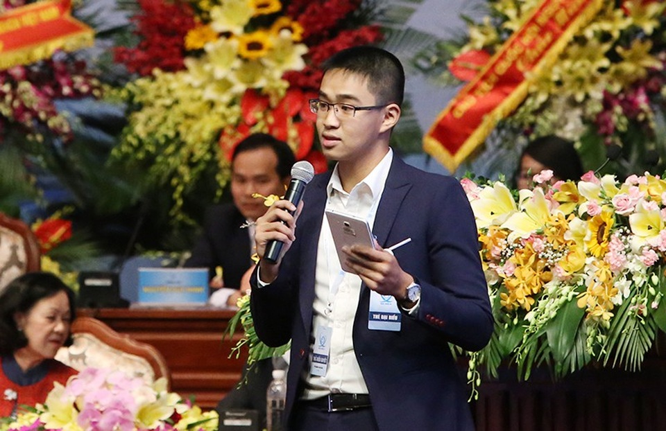 Giải pháp nào cho "khủng hoảng niềm tin" và "lạc giá trị" trong sinh viên? - 1 Nam sinh Vũ Đình Hoàng, Phó Chủ tịch Hội Sinh viên Khoa Luật, ĐHQGHN trình bày bài tham luận với phong cách tự tin, truyền cảm hứng.