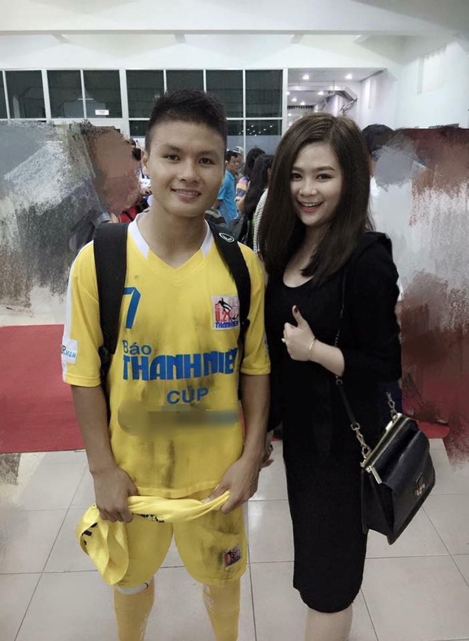 Nhan sắc bạn gái Đức Huy - tuyển thủ ghi bàn trong trận Malaysia - Việt Nam - 6 Quang Hải từng đăng tải bức ảnh chụp chung với Tường Vy sau một trận đấu và gửi lời chúc mừng sinh nhật đàn chị.
