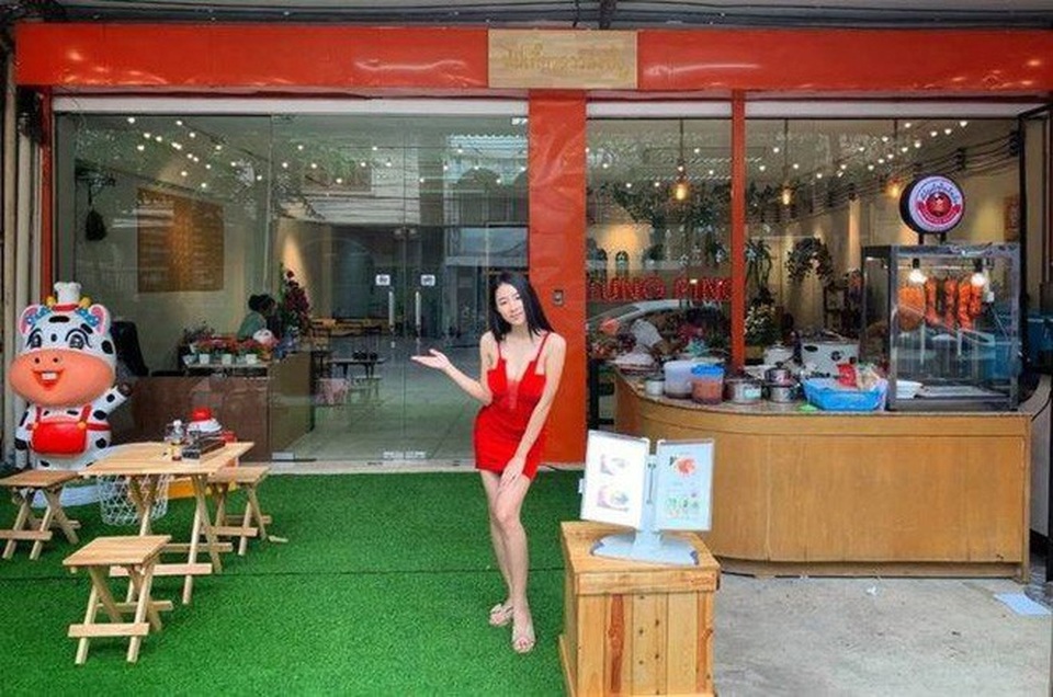 Cô chủ quán xinh đẹp trước cửa hàng mỳ của mình