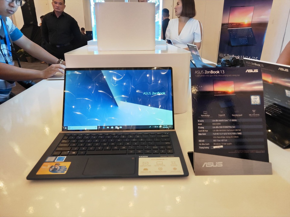 Laptop nhỏ gọn nhất thế giới về Việt Nam với giá 22,9 triệu đồng - 1 ZenBook Series 3