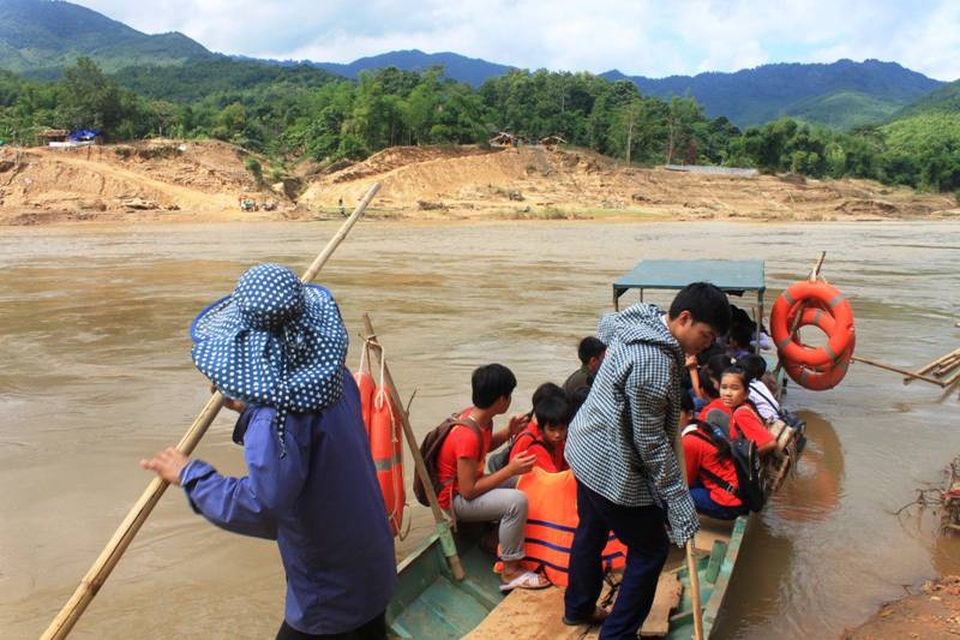Cầu treo bị lật úp, hàng chục học sinh phải qua sông bằng đò ngang - 3 Hàng ngày, học sinh và người dân phải qua sông trên những chuyến đò ngang.