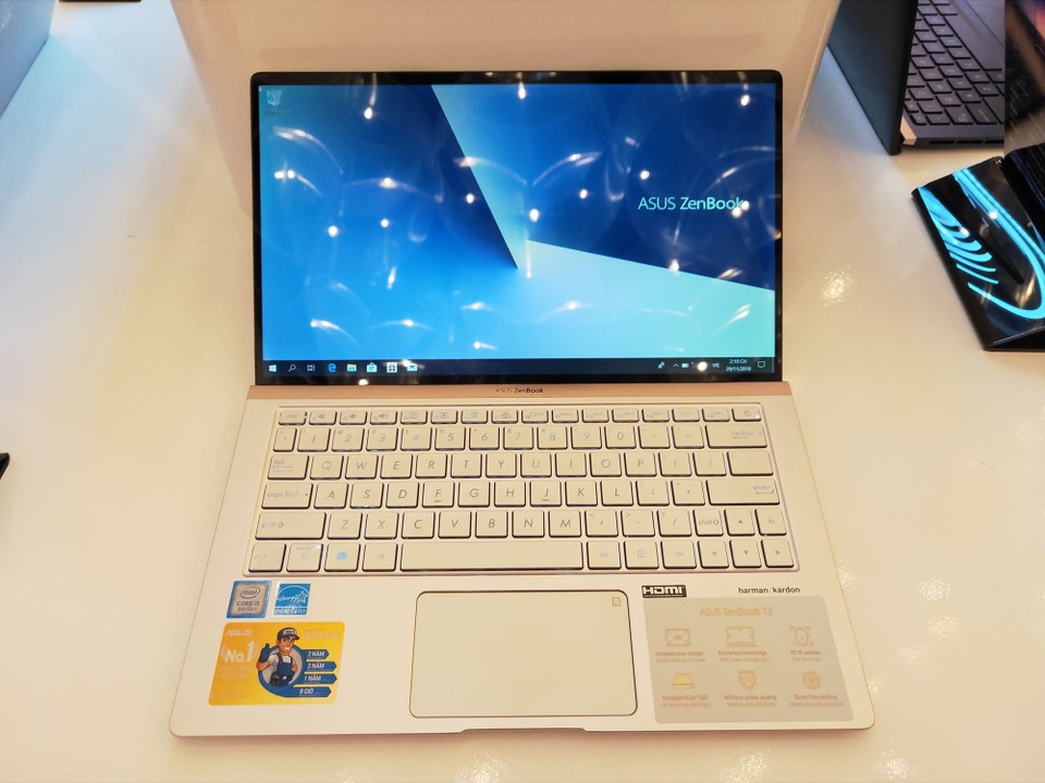 Laptop nhỏ gọn nhất thế giới về Việt Nam với giá 22,9 triệu đồng - 2 ZenBook Series 3