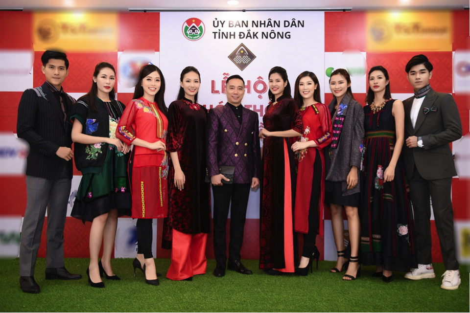 NTK Đỗ Trịnh Hoài Nam đưa họa tiết dát vàng 9999 và thổ cẩm lên áo dài - 4 Á hậu Phương Nga, Hoa hậu Áo dài Phí Thuỳ Linh, NTK Đỗ Trịnh Hoài Nam cùng một số người mẫu trình diễn trang phục thổ cẩm nhằm quảng bá cho Lễ hội văn hóa thổ cẩm Việt Nam lần thứ nhất.