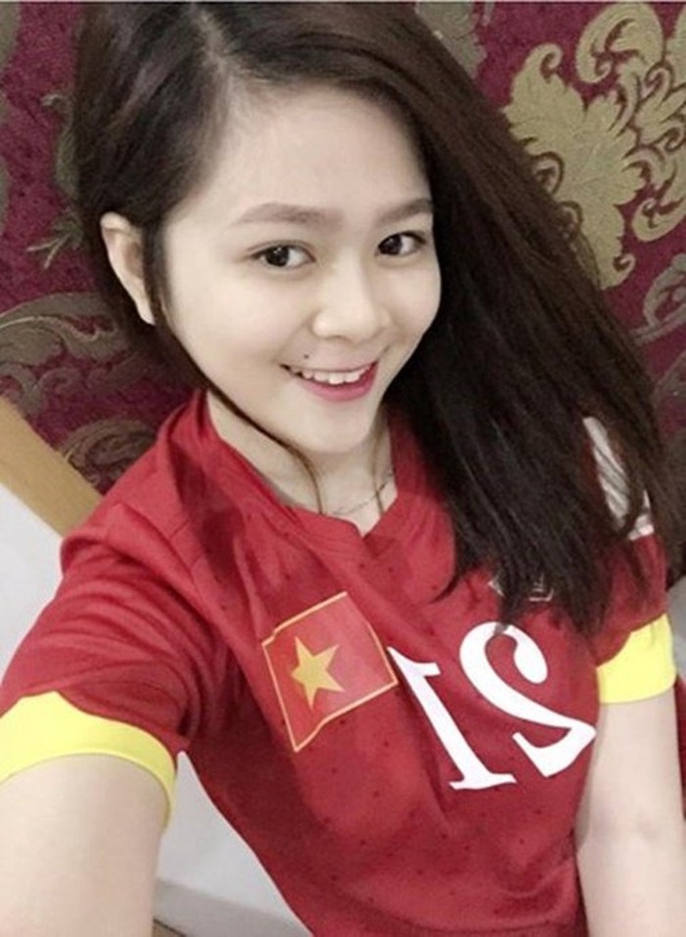 Nhan sắc bạn gái Đức Huy - tuyển thủ ghi bàn trong trận Malaysia - Việt Nam - 3 Cô và chàng tiền vệ người Hải Dương quen nhau năm 2015, trong dịp cô cổ vũ U23 Việt Nam dự SEA Games ở Singapore. Khi đó, cô đang là du học sinh Việt Nam, học Anh văn tại đảo quốc sư tử.