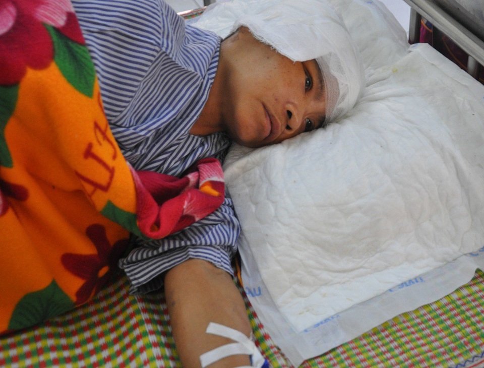 Mẹ bị xe tông chấn thương sọ não, 2 con thơ co ro bên ông bà ngoại già yếu - 1 Bị tai nạn giao thông khiến chị Hương lâm vào tình cảnh nguy kịch.