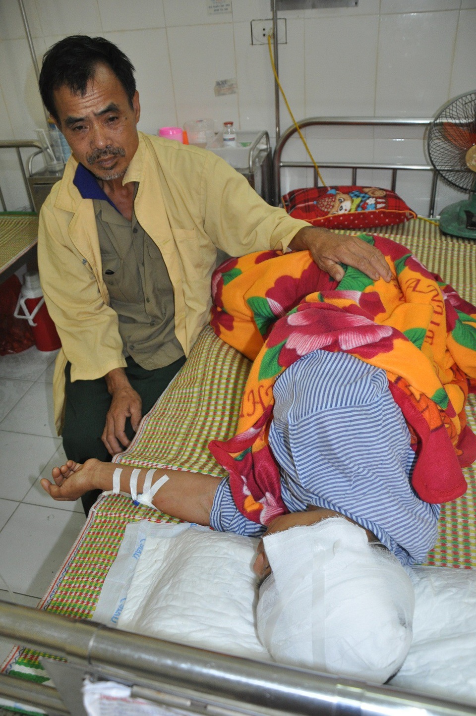 Mẹ bị xe tông chấn thương sọ não, 2 con thơ co ro bên ông bà ngoại già yếu - 2 Không có chồng, bản thân chị là chỗ dựa cho bố mẹ già, 2 con nhỏ và người chị gái bị thiểu năng trí tuệ.