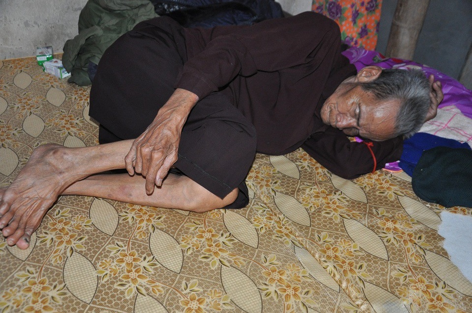 Mẹ bị xe tông chấn thương sọ não, 2 con thơ co ro bên ông bà ngoại già yếu - 3 Bố chị Hương năm nay đã ngoài 90 tuổi nằm còng queo và không ăn uống gì.