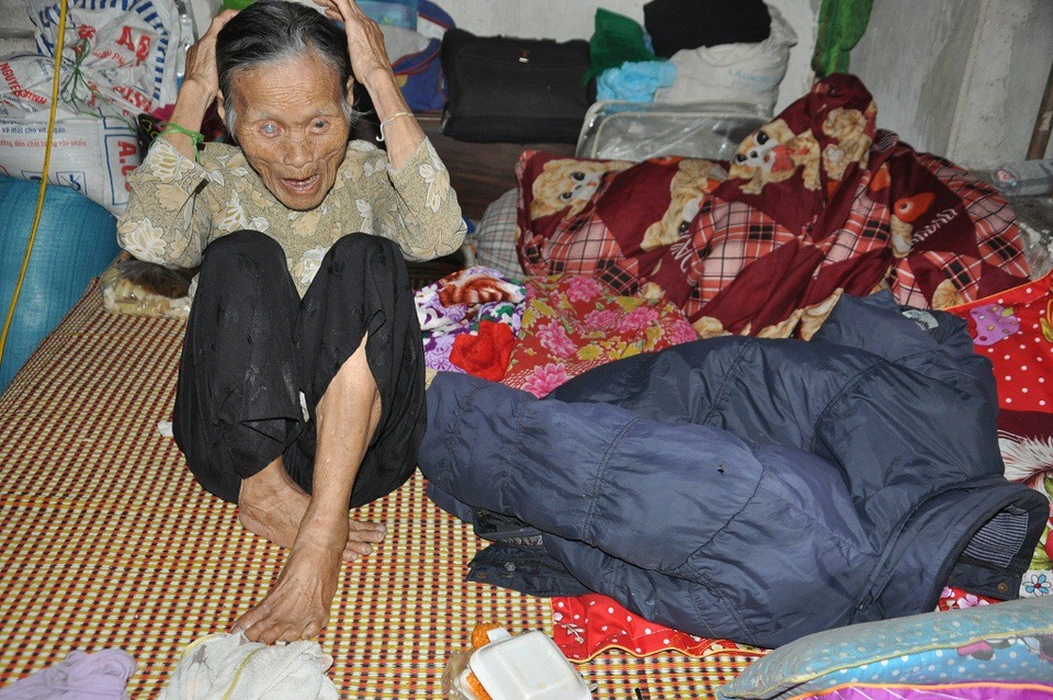 Mẹ bị xe tông chấn thương sọ não, 2 con thơ co ro bên ông bà ngoại già yếu - 4 Mẹ chị Hương cũng gần 90 tuổi, cụ bị lẫn, chỉ ngồi 1 mình.