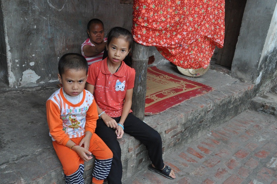 Mẹ bị xe tông chấn thương sọ não, 2 con thơ co ro bên ông bà ngoại già yếu - 5 Hai con nhỏ của chị Hương và người chị gái bị thiểu năng trí tuệ của chị.