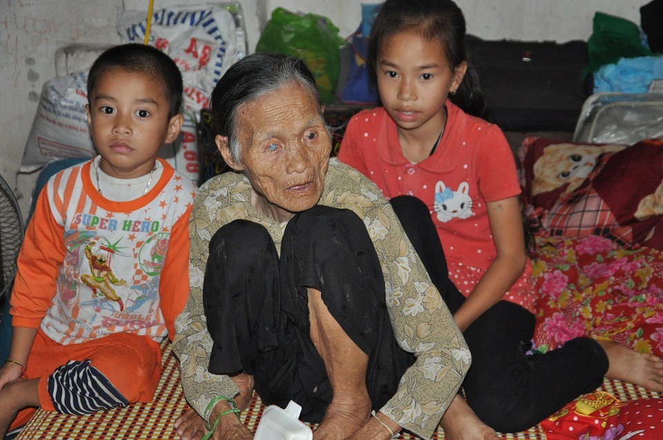 Mẹ bị xe tông chấn thương sọ não, 2 con thơ co ro bên ông bà ngoại già yếu - 6 Đi học về là 2 cháu lại chạy vào chỗ ông bà vì sợ ông bà có chuyện gì xảy ra.