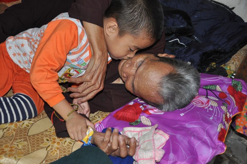 Mẹ bị xe tông chấn thương sọ não, 2 con thơ co ro bên ông bà ngoại già yếu - 7 Mẹ bị xe tông chấn thương sọ não, 2 con thơ co ro bên ông bà ngoại già yếu - 7