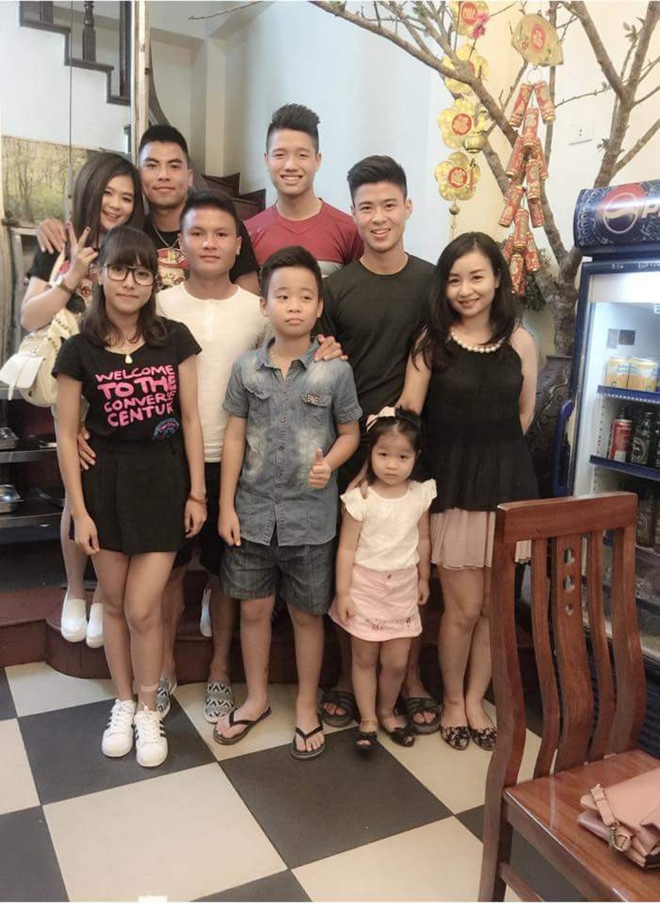 Nhan sắc bạn gái Đức Huy - tuyển thủ ghi bàn trong trận Malaysia - Việt Nam - 7 Đức Huy công khai đưa bạn gái đi chung trong buổi tụ họp có cả Quang Hải, Duy Mạnh,..