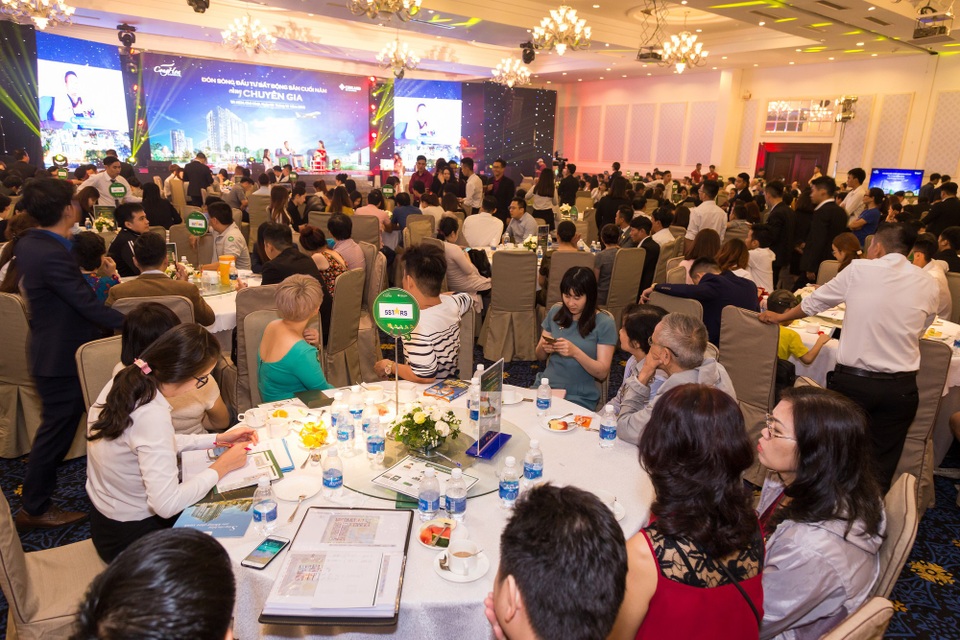 Bùng nổ cơn lốc quà tặng Giáng sinh dành cho khách hàng Cộng Hòa Garden - 3
Hàng trăm khách hàng tham gia sự kiện được chia sẻ những thông tin hữu ích giúp dễ dàng tìm kiếm một cơ hội sinh lời từ bất động sản.